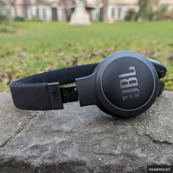 Test JBL Live 670NC : un casque complet et efficace pour les adeptes de petits formats