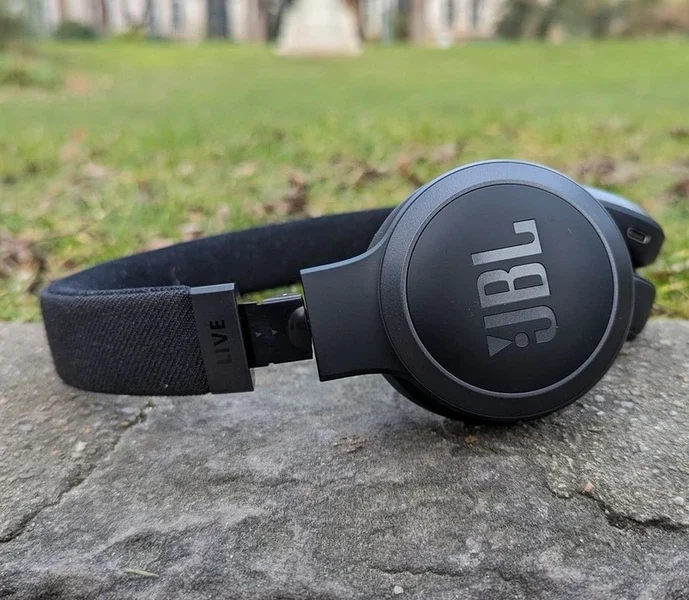 Test JBL Live 670NC : un casque complet et efficace pour les adeptes de petits formats